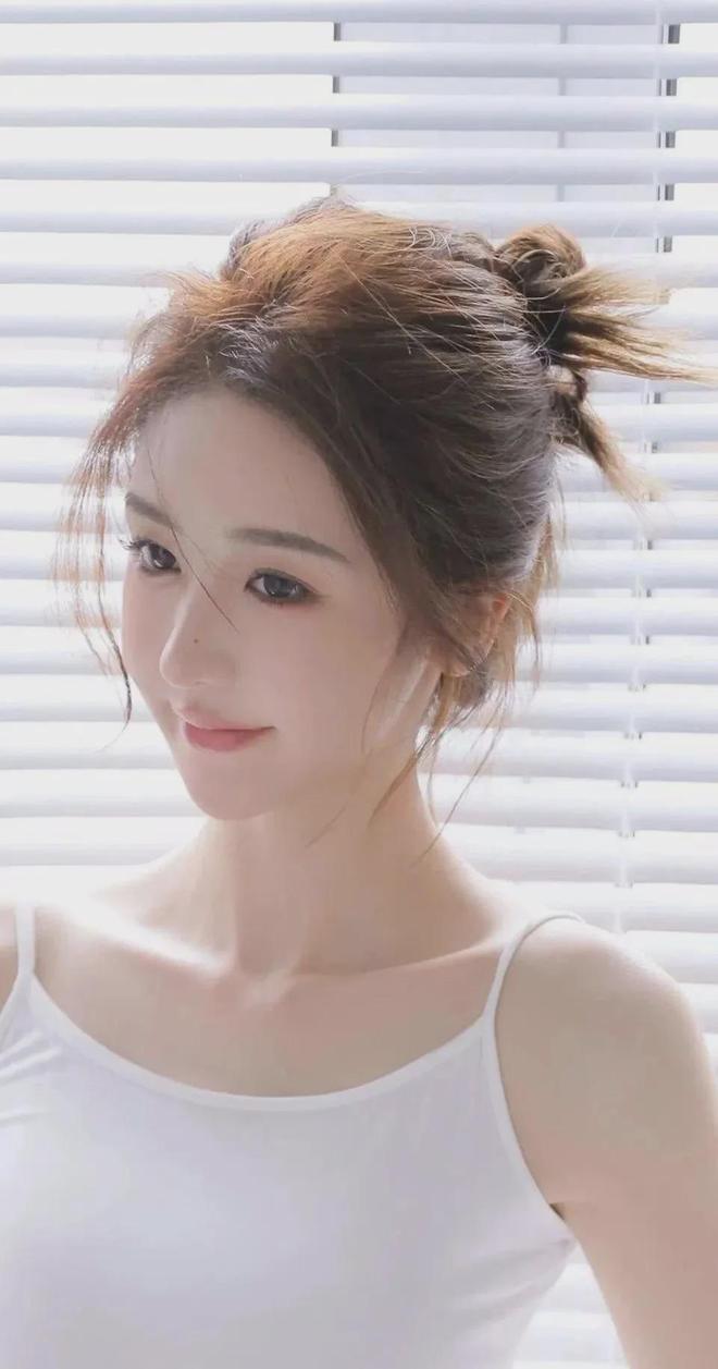 把她的两个奶弄到玻璃上
