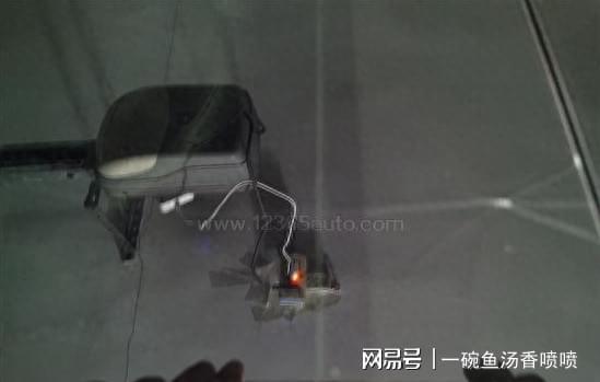 某知名新能源车品牌频发玻璃开裂！