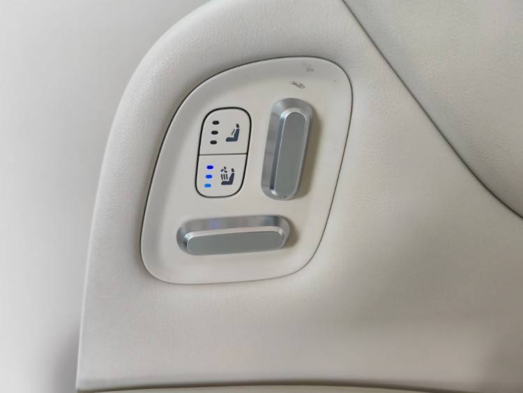 家庭科技旗舰MPV 试驾理想MEGA(图10)