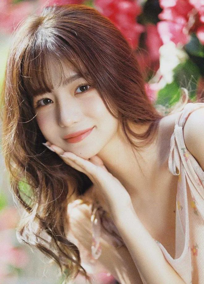 《把她两个奶弄到玻璃上》视频V51