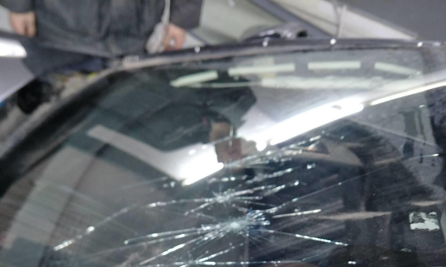 小区业主反映与开发商发生停车纠纷后车被砸 警方：砸车嫌疑人已被刑拘
