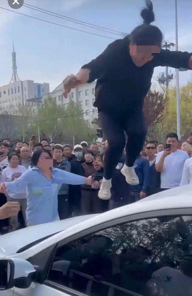 河北一女子当街抓小三踹烂汽车前挡风玻璃小三颜值高身材好