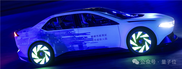 宝马秀起科技：哪还有其他汽车什么事(图7)