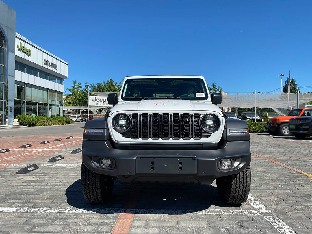 2024款牧马人罗宾汉四门白色到店 北京Jeep4s店(图2)