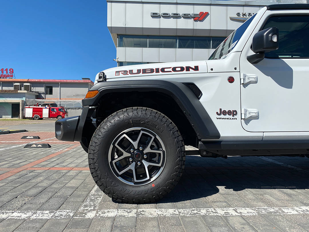 2024款牧马人罗宾汉四门白色到店 北京Jeep4s店(图4)