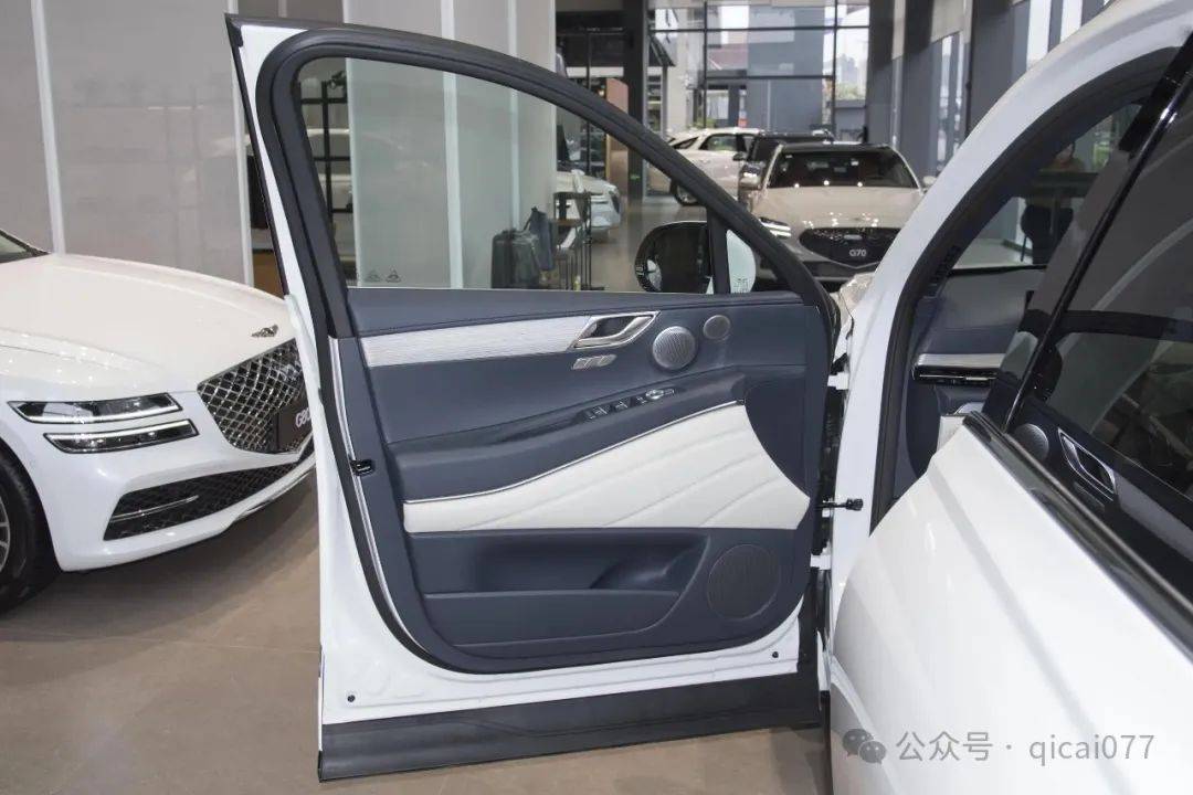 被低估的“精品豪车”双层隔音玻璃+魔毯悬挂舒适静音跟奔驰一样优秀却无人能懂