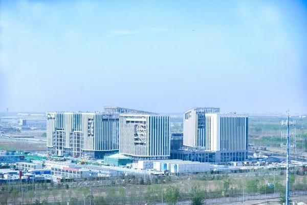 临空区大兴片区国际航空总部园 全国首创“水晶眼”玻璃幕窗全面安装启动
