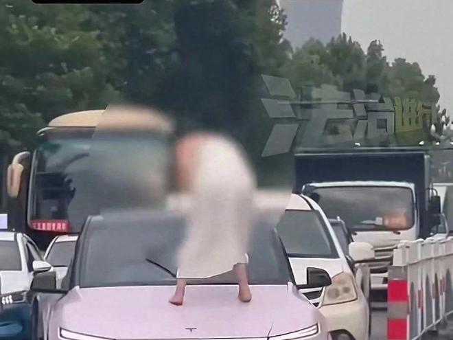 后续！女子当街打砸车辆多车损坏官方通报女子果然有问题