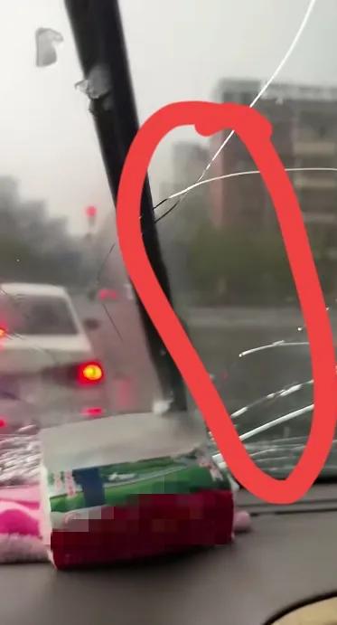 南京突降特大冰雹！汽车挡风玻璃都干裂了能让保险公司赔偿吗？