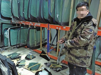 当普通车玻璃贴上名牌标签怎么辨真假？