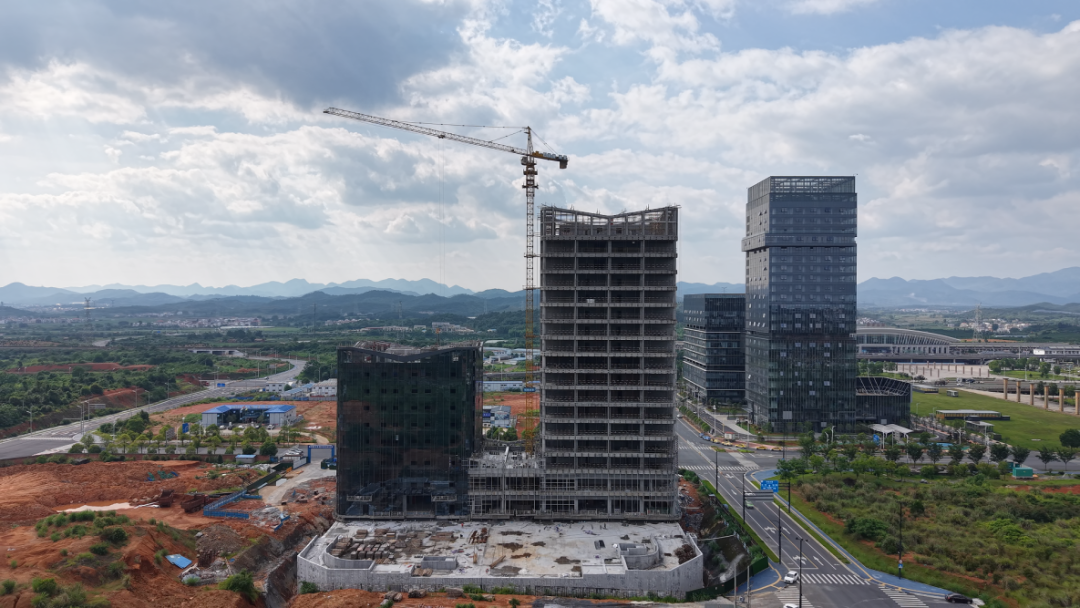 高铁新区鹏锦大厦勾勒城市新轮廓
