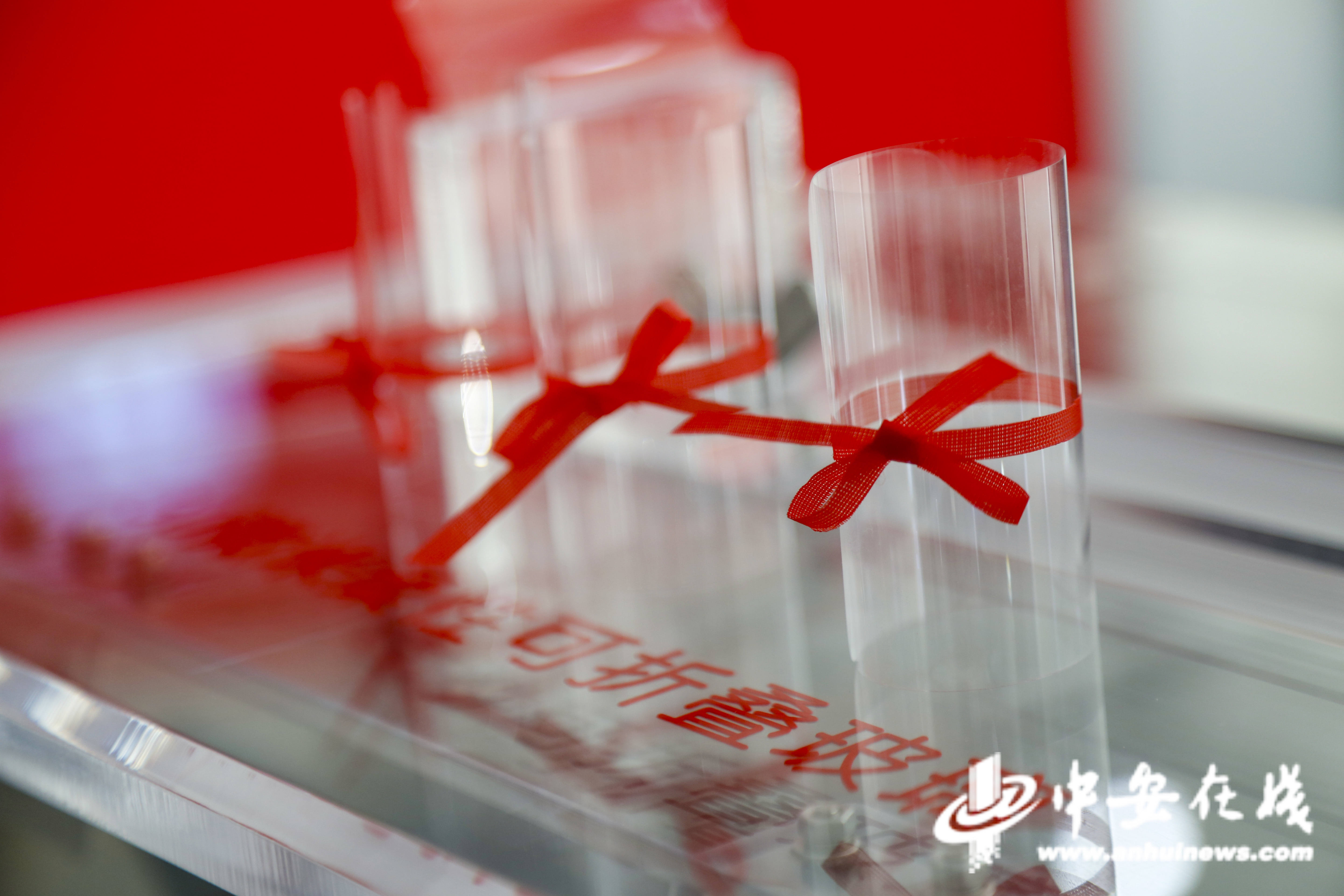 活力中国调研行｜比纸还薄的柔性玻璃折叠100万次不破损