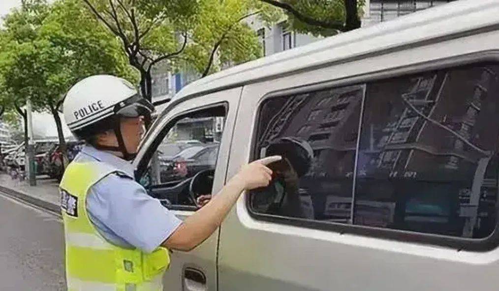 交警提醒：私家车“亮窗行动”又来了！违规罚200元很多车主还一无所知赶紧自查！