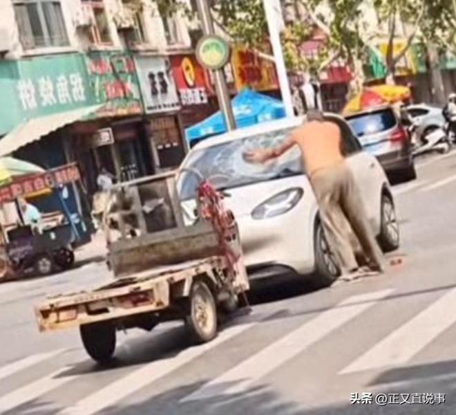 解气！男子拎砖怒砸汽车12下打破无辜路人脑袋终被带手铐拖走