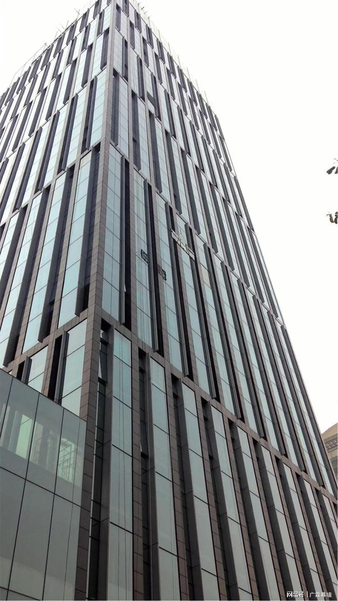 玻璃泛黄、能耗飙升？广霖幕墙为您定制外墙改造施工翻新解决方案