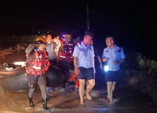 台风中湛江辅警砸车玻璃救出3人 英勇救援温暖人心