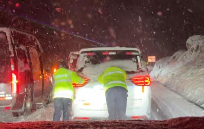 喀纳斯景区公路因暴雪拥堵交警深夜冒雪推车当地：疏通完毕交通管制未解除游客暂不能进入
