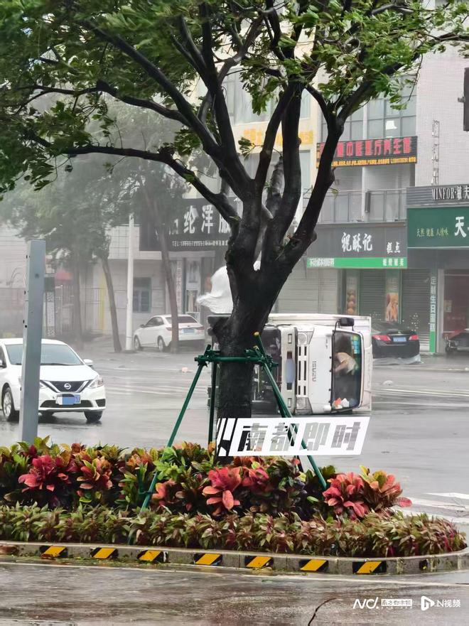 回访台风天砸挡风玻璃救出3人的湛江辅警：另一救人者没留名