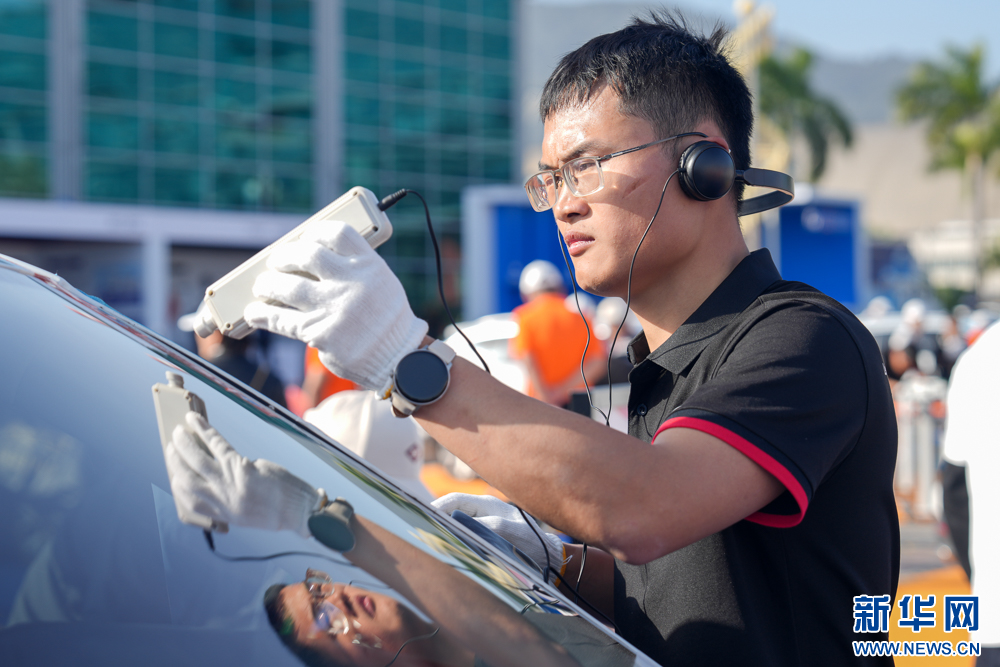 组图丨汽车玻璃安装维修技能哪家强？这些高手同场竞技-新华网(图5)