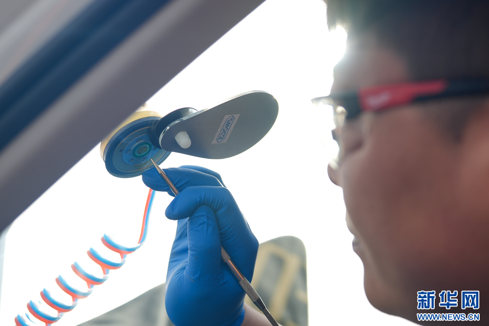 组图丨汽车玻璃安装维修技能哪家强？这些高手同场竞技-新华网(图6)