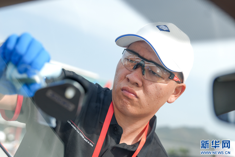 组图丨汽车玻璃安装维修技能哪家强？这些高手同场竞技-新华网(图7)