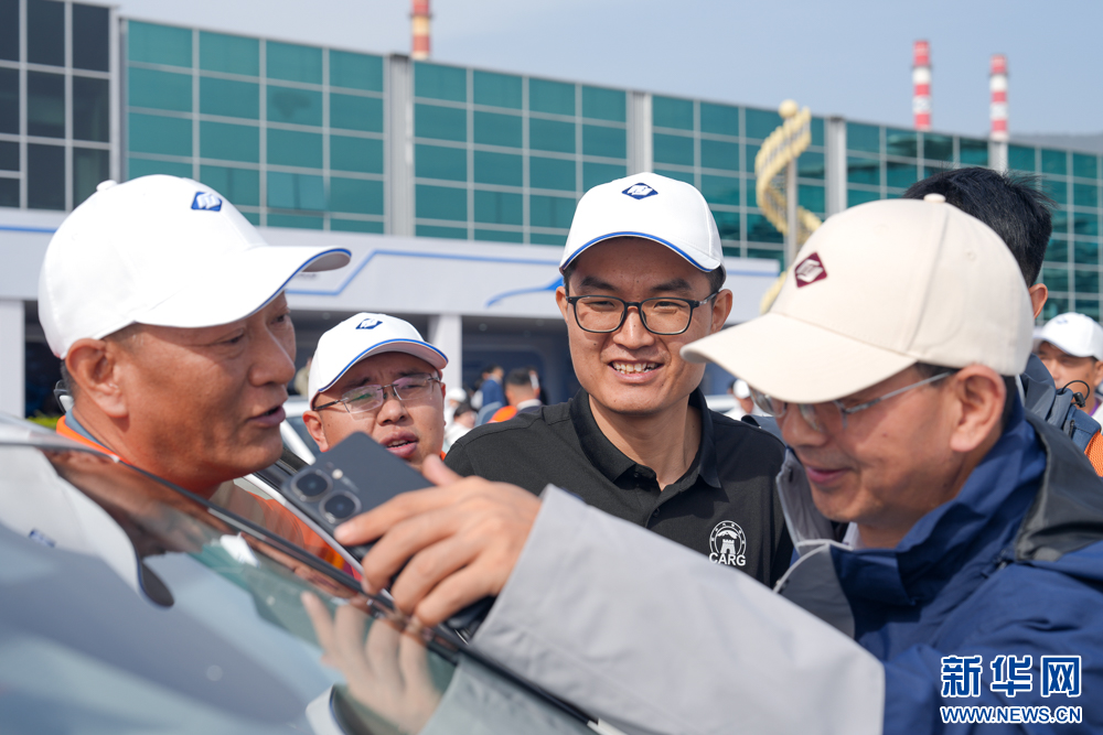 组图丨汽车玻璃安装维修技能哪家强？这些高手同场竞技-新华网(图10)