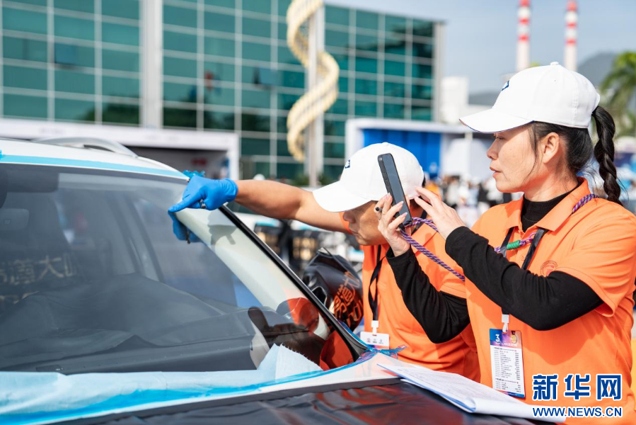 特写｜在“毫厘”间过招 汽车玻璃修复展现硬核技艺-新华网(图3)