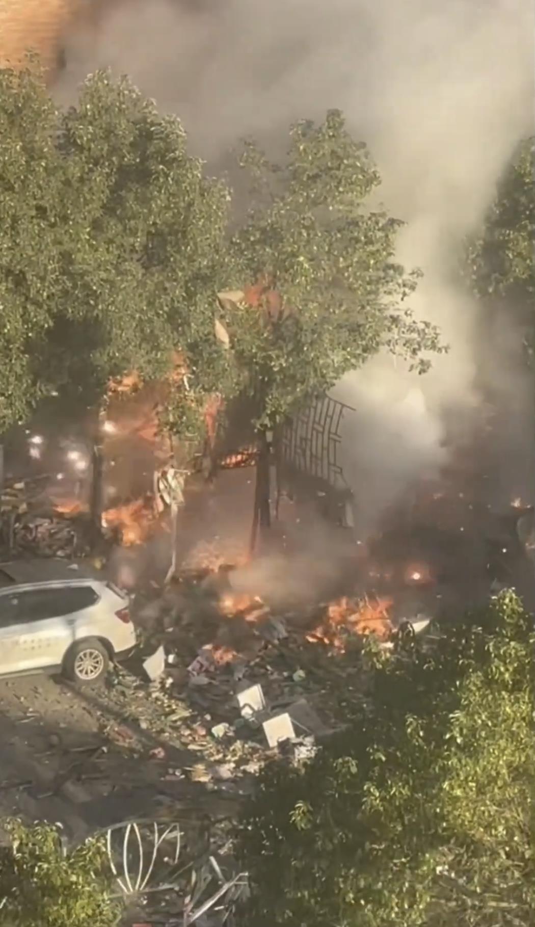 郴州一烟花爆竹门店燃爆3人受伤附近居民家玻璃被震碎一辆汽车被冲击波掀翻