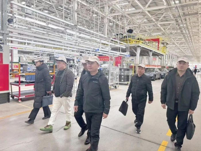 梁刚带队赴外地考察洽谈玻璃项目