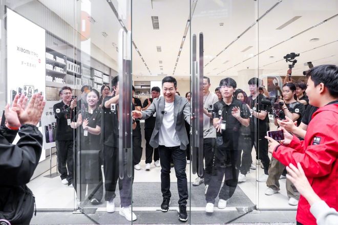 小米17开售5分钟破国产机销售纪录；Meta 研发机器人项目；国内发布「脑机接口标准」 极客早知道