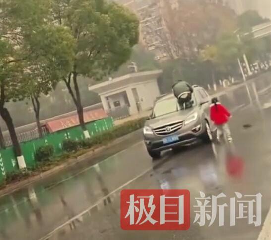 湖北警方通报：男子因家庭纠纷情绪失控 驾摩托当街拦停妻子驾驶车辆(图2)