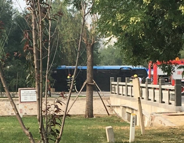 天津一大巴与水泥罐车相撞致多人伤亡(图3)