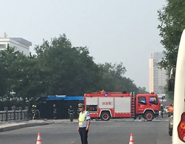 天津一大巴与水泥罐车相撞致多人伤亡(图2)
