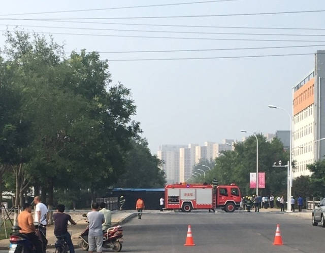 天津一大巴与水泥罐车相撞致多人伤亡(图4)
