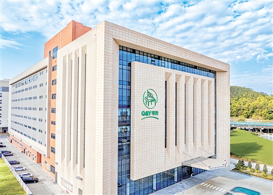 全国人大代表、金晶科技董事长王刚：加强扶持引导促进多功能玻璃推广应用