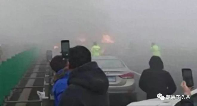 津蓟高速22车追尾8人受伤龙岩水泥罐车与公交相撞1死8伤！