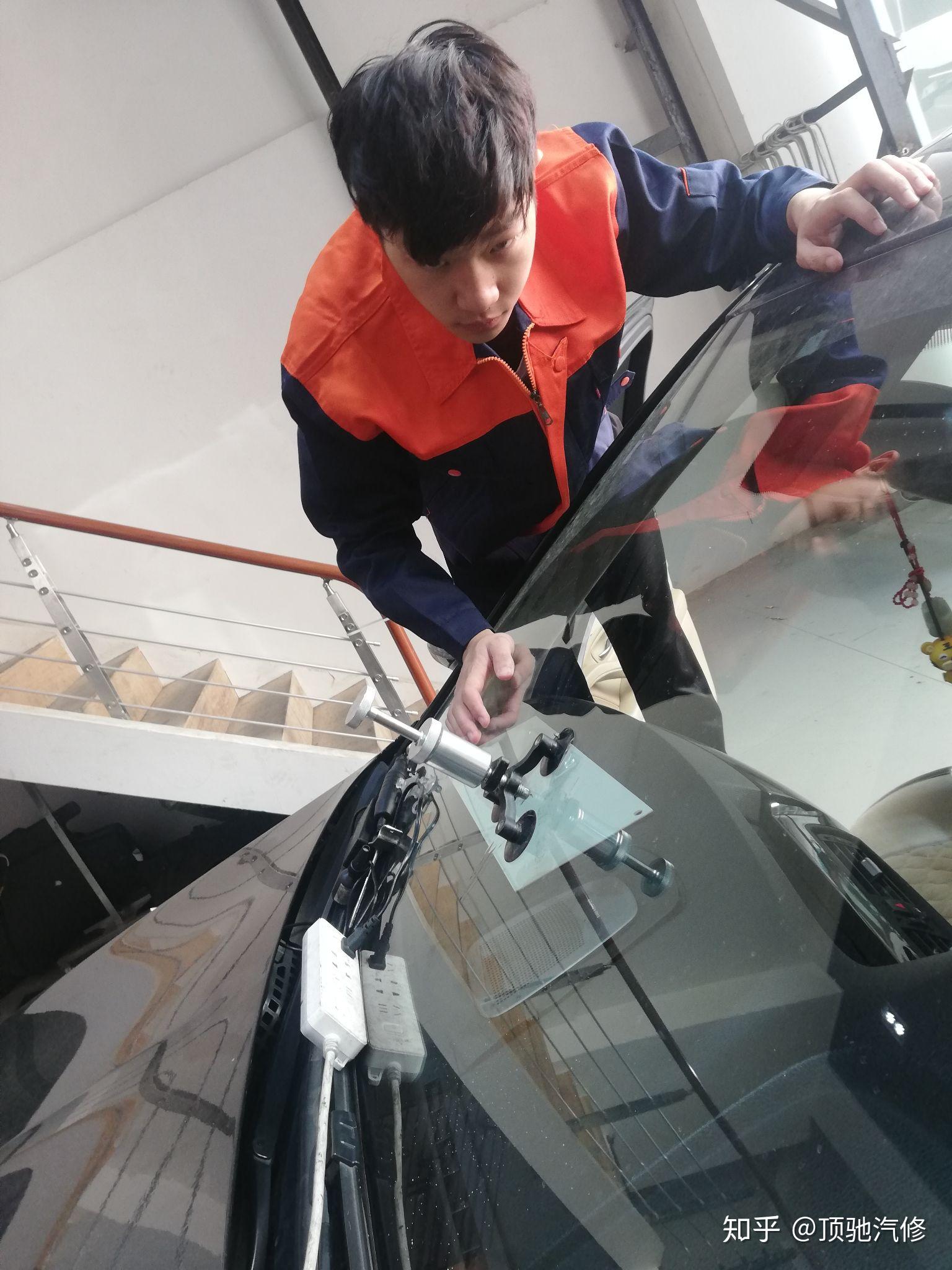 女司机踏宝马引擎盖后续！真相曝光车主身份被扒难怪女方暴怒