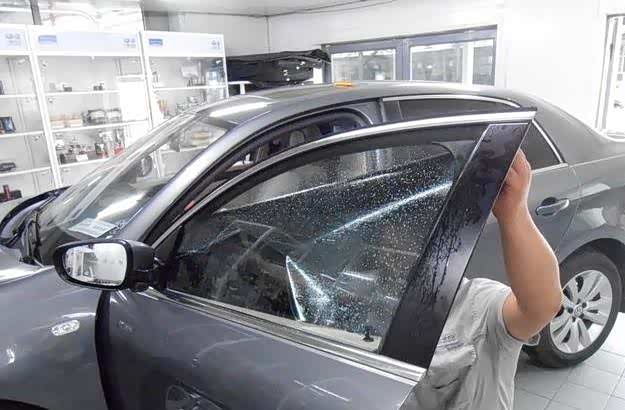 揭秘汽车玻璃的未来：智能制造如何颠覆传统功能？